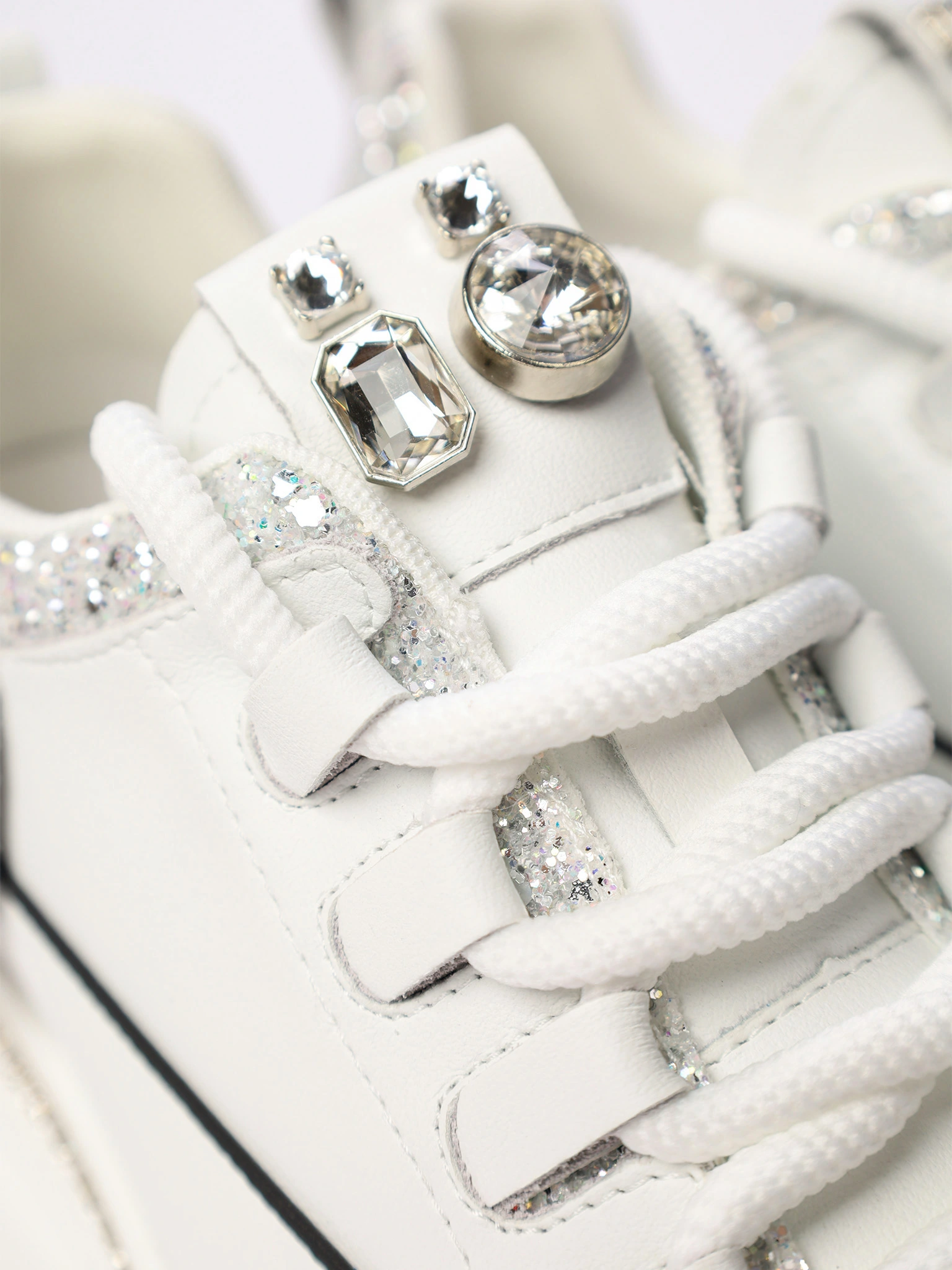 Кеды белого цвета со стразами и блестками на высокой платформе